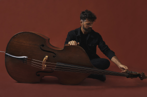 Συνέντευξη: Ο κοντραμπασίστας Πέτρος Κλαμπάνης μιλάει για το νέο άλμπουμ «Tora Collective», έναν δίσκο που ασχολείται δημιουργικά την ελληνική μουσική παράδοση.