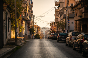 Στενοί δρόμοι, μεγάλες ανηφόρες και κατηφόρες, χαμηλά σπίτια, και η αύρα μιας κλασικής εργατικής γειτονιάς © Θανάσης Καρατζάς