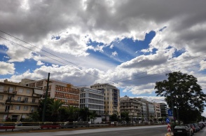 Συννεφιά πάνω από τη λεωφόρο Συγγρού