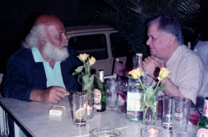 Ο μουσικός παραγωγός Άγγελος Σφακιανάκης θυμάται τη γνωριμία και τη συνεργασία του με τον ζωγράφο, γλύπτη, συγγραφέα, ποιητή και τραγουδοποιό Νίκο Χουλιαρά.