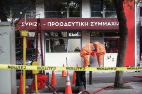 Έρευνες από τις αρμόδιες αρχές για τον φάκελο με τη λευκή σκόνη έξω από τα γραφεία του ΣΥΡΙΖΑ στη Κουμουνδούρου