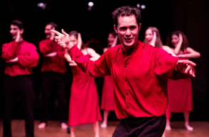 «Αναφορά για μια Ακαδημία» από την Ομάδα Σημείο Μηδέν, σε σκηνοθεσία Σάββα Στρούμπου στο Θέατρο Άττις-Νέος Χώρος