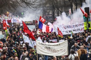 Γαλλία: Οι εργαζόμενοι απεργούν κατά της συνταξιοδοτικής μεταρρύθμισης του προέδρου Μακρόν – Παραλύουν συγκοινωνίες και σχολεία - Φόβοι επεισοδίων.