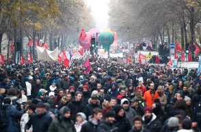 Γαλλία: Οι εργαζόμενοι απεργούν κατά της συνταξιοδοτικής μεταρρύθμισης του προέδρου Μακρόν – Παραλύουν συγκοινωνίες και σχολεία - Φόβοι επεισοδίων.