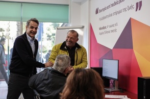 Ο Κυριάκος Μητσοτάκης σε στιγμιότυπο από την περιοδεία του στον Κορυδαλλό