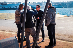 Ο Γιώργος Σταμάτης με άστεγους στο λιμάνι του Πειραιά