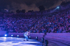 Το μήνυμα του Asaf Avidan για τη συναυλία του στο Ωδείο Ηρώδου Αττικού, πριν την πρεμιέρα του φιλμ «Live At The Acropolis»