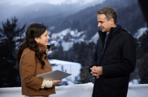 Ο Κυριάκος Μητσοτάκης με τη δημοσιογράφο του CNN, Julia Chatterley, κατά τη διάρκεια συνέντευξης στο Νταβός