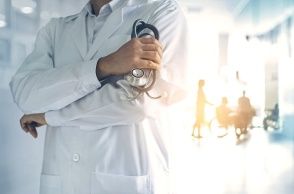 Γιατρός κρατά στηθοσκόπιο