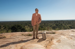 Ο Γιουτζίν Λέβι εξερευνά τον κόσμο μέσα από το Apple TV+, στη νέα σειρά The Reluctant Traveler - Κυκλοφόρησε το πρώτο τρέιλερ.