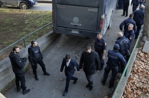 Δίκη για τη δολοφονία του Άλκη Καμπανού στη Θεσσαλονίκη - Δεν αποδέχονται τις κατηγορίες οι 12: Τι είπαν στο δικαστήριο - Ένταση μεταξύ οπαδών.