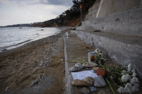 Μάτι: Λίγα λουλούδια και ένα κερί στο Κόκκινο Λιμανάκι στο Μάτι