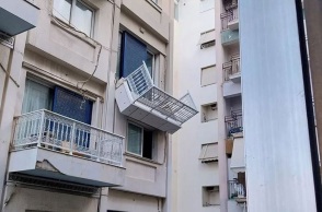 Υπουργείο Τουρισμού: Προσωρινή διακοπή της λειτουργίας του ξενοδοχείου με το κρεμασμένο μπαλκόνι επί της Λεωφόρου Συγγρού.