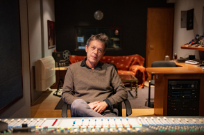 Επίσκεψη στο Studio Praxis: Ο μουσικός παραγωγός και συνθέτης Κώστας Παρίσσης μιλά για τη διαδικασία ηχογράφησης, την παραγωγή και την ολοκλήρωση ενός άλμπουμ.