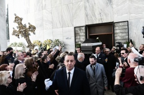 Κηδεία Νίκου Ξανθόπουλου: Η στιγμή που εξέρχεται το φέρετρο