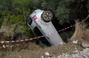 Το αυτοκίνητο της 44χρονης που είχε εξαφανιστεί στη Ρόδο πεσμένο 