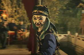 Στιγμιότυπο από τη διαφήμιση της Apple Apple με τίτλο «Through the Five Passes».