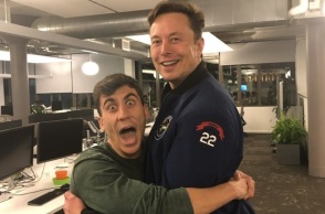 Έλον Μασκ: Κύπριος YouTuber έβαλε σκοπό να τον βρει και να τον αγκαλιάσει - Έκανε το όνειρό του πραγματικότητα μετά από πολλές περιπέτειες.