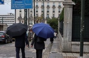 Πολίτες με ομπρέλες στην Αθήνα