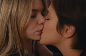 Το λεσβιακό φιλί στη Γη της Ελιάς: Αλκμήνη και Αντωνία φιλήθηκαν με πάθος και η σκηνή αναζωπύρωσε τη συζήτηση για τη συμπερίληψη στην ελληνική τηλεόραση.