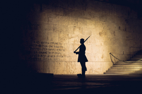 Εύζωνας έξω από την ελληνική βουλή