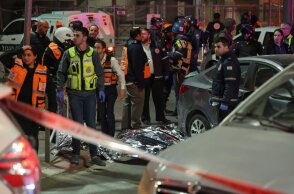 Επίθεση σε συναγωγή στην Ιερουσαλήμ: Νεκρός στο οδόστρωμα και οι αρχές γύρω του
