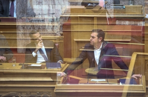 Ο πρωθυπουργός Κυριάκος Μητσοτάκης (αριστερά) και ο πρόεδρος του ΣΥΡΙΖΑ, Αλέξης Τσίπρας (δεξιά) στα έδρανα της Βουλής