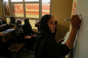 Αφγανιστάν: Οι Ταλιμπάν διέταξαν τα ιδιωτικά πανεπιστήμια να μην επιτρέψουν στις φοιτήτριες να συμμετάσχουν στις εισαγωγικές εξετάσεις.