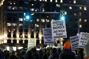 Διαδηλώσεις στις ΗΠΑ μετά τη δημοσιοποίηση βίντεο από τον θανάσιμο ξυλοδαρμό του 29χρονου Αφροαμερικανού Τάιρ Νίκολς από αστυνομικούς.