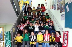 Άλκης Καμπανός: Μαθητές δημοτικού σχολείου στη Νυρεμβέργη φωτογραφήθηκαν φορώντας φανέλες ομάδων στέλνοντας μήνυμα συνύπαρξης. 