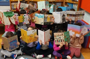 Παιδική λογοτεχνία, σχολικές βιβλιοθήκες, και τι μπορούμε να κάνουμε όλοι μας για να τις ενισχύσουμε: Η εκπαιδευτικός και συγγραφέας Ελένη Γερουλάνου εξηγεί με αφορμή τη διοργάνωση του Bookwave στο Μουσείο Μπενάκη.