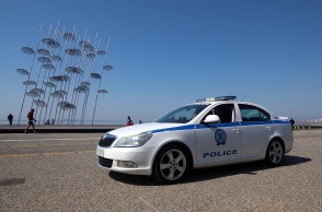 Θεσσαλονίκη: Αιματηρή συμπλοκή με τέσσερις συλλήψεις: 20χρονος εισήλθε σε κουρείο και με την απειλή μαχαιριού αξίωσε χρήματα από τον 24χρονο ιδιοκτήτη.