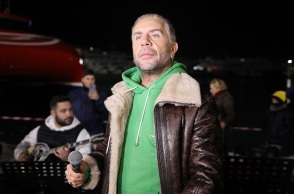 Γιώργος Μαζωνάκης: Ο δημοφιλής τραγουδιστής μεταμφιέζεται στην αείμνηστη ηθοποιό - Η χιουμοριστική ανάρτησή του για τον αντικαπνιστικό και οι αντιδράσεις.