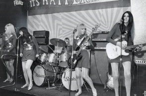 Η ιστορία των αδερφών Quatro που πρωτοστάτησαν στην ανάπτυξη του female rock: Από τo συγκροτήματα Fanny και The Pleasure Seekers στους Cradle και την προσωπική τους πορεία.