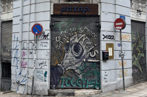 «Come to Greece gia na ti Vreis» - Γκράφιτι στη γωνία Ζωοδόχου Πηγής και Κομνηνών