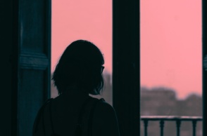 Η σκιά γυναίκας μπροστά από παράθυρο