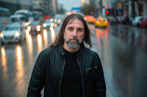 Συνέντευξη: Ο ιδρυτής των Rotting Christ, τραγουδιστής και κιθαρίστας, Σάκης Τόλης, απαντά σε 33 ερωτήσεις για την Αθήνα.