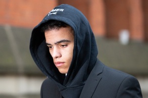 Ο επιθετικός της Μάντσεστερ Γιουνάιτεντ Μέισον Γκρίνγουντ είδε τις κατηγορίες εναντίον του για βιασμό και επίθεση να αποσύρονται, ένα χρόνο μετά τη σύλληψή του.