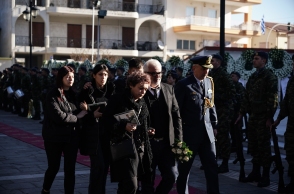 Κηδεία Μάριου Μιχαήλ Τουρούτσικα - Οι γονείς του στην εξόδιο ακολουθία