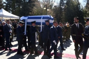 Κηδεία πιλότου Ευστάθιου Τσιτλακίδη στο Νευροκόπι - Η πομπή με το φέρετρο