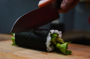 Η «σούσι τρομοκρατία» είναι η νέα viral τάση στα κοινωνικά δίκτυα που σκορπά τον φόβο για την ασφάλεια των τροφίμων στην Ιαπωνία.