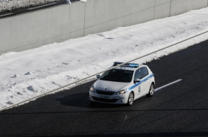 Χιόνια στην Αττική Οδό και περιπολικό