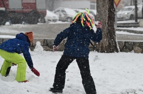 Κακοκαιρία στην Αττική - Παιδιά παίζουν με τα χιόνια στην Αττική