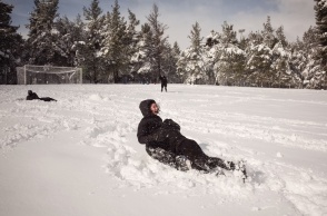 Χιόνια από την κακοκαιρία «Μπάρμπαρα» στην Αττική - Νέοι και παιδιά που διασκεσάζουν