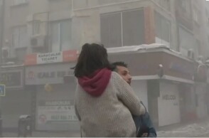 Σεισμός στην Τουρκία: Η αγκαλιά ρεπόρτερ σε κοριτσάκι μετά από ισχυρό μετασεισμό