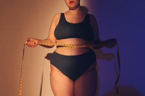 Γυναίκα μετράει τις διαστάσεις της με μεζούρα