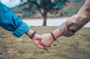 Ζευγάρι κρατιέται από το χέρι