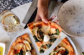 Eurostat: Αυξημένο κατά 16% το κόστος της πίτσας στα καταστήματα της Ευρωπαϊκής Ένωσης σε σχέση με πέρυσι - Σε ποιες χώρες της ΕΕ καταγράφονται οι μεγαλύτερες αυξήσεις. 