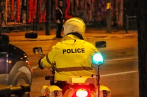 Αστυνομικός με μηχανή σε βραδινή περιπολία