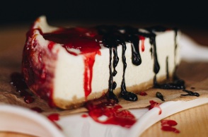 Νέα Υόρκη: Γυναίκα κρίθηκε ένοχη για απόπειρα δολοφονίας 35χρονης με τσιζκέικ ποτισμένο με ισχυρό ηρεμιστικό, ώστε να κλέψει το διαβατήριό της.